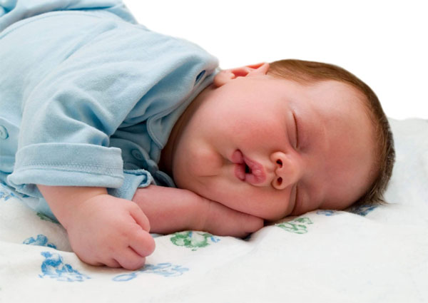 دلایل عرق کردن نوزادان در خواب