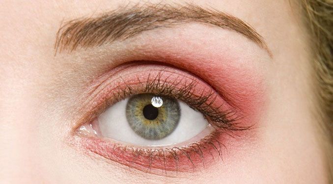 با 7 عواقب پاک نکردن آرایش چشم بیشتر آشنا شوید