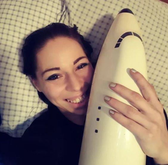 ازدواج دختر 28 ساله با هواپیمای اسباب بازی اش! + عکس