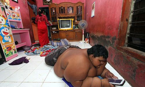 چاقی این پسر جوان و خطر ترکیدنش (عکس)