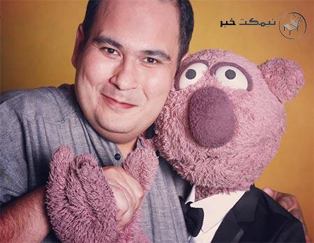 رضا داوودنژاد در کنار عروسک جناب خان
